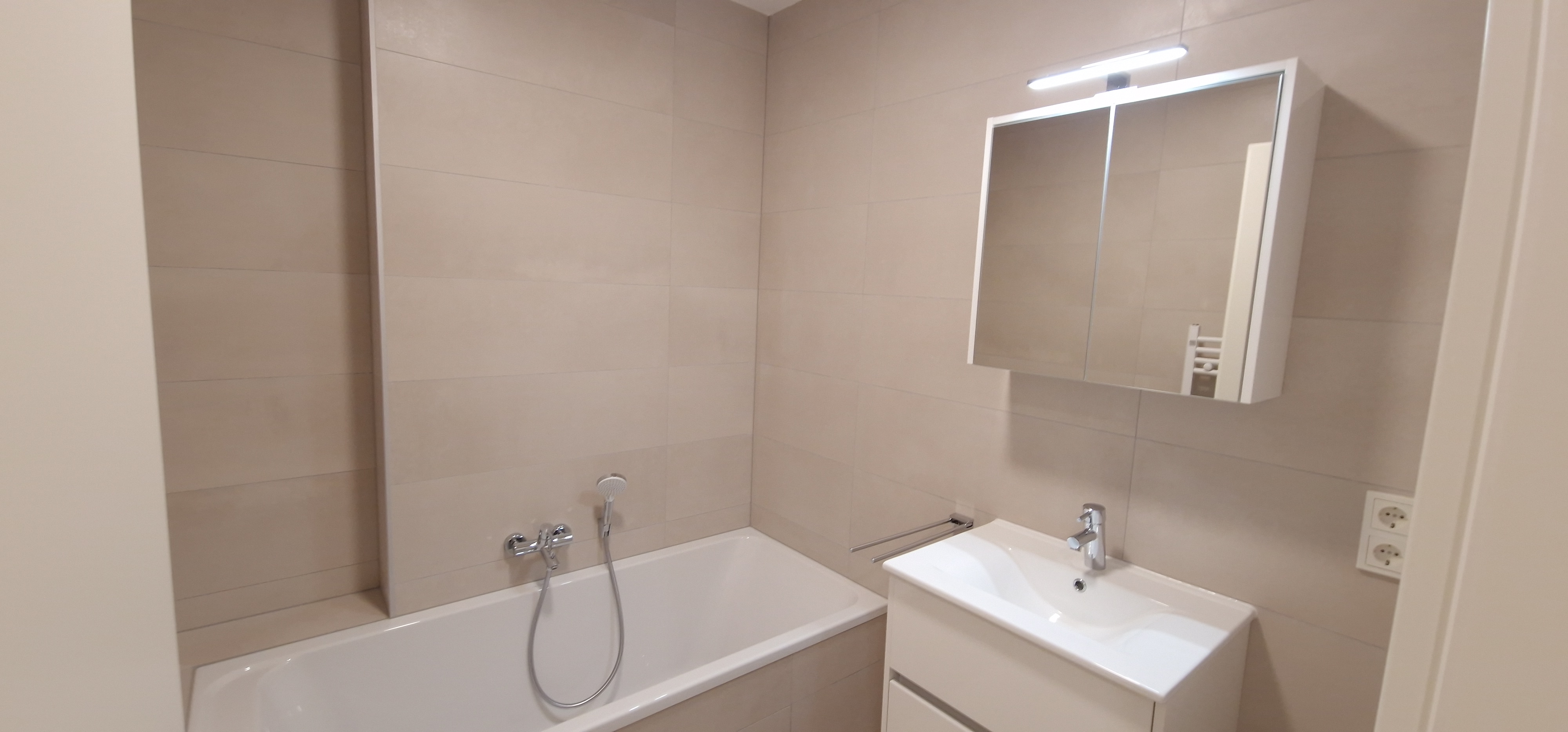 2 Bedrooms Bedrooms, ,Apartment,For Rent,rue de la Gare,1,1062